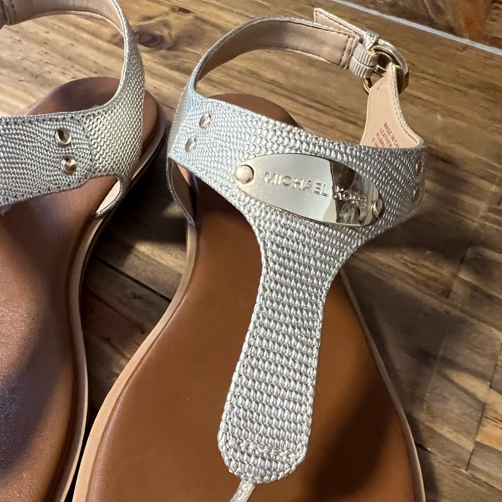 Brand new Michael Kors sandals. Never worn - Picture 3 of 4